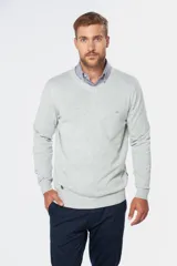 Suéter de tejido fino color azul marino, con cuello en V y manga larga. Presenta un pequeño logo bordado en el pecho.