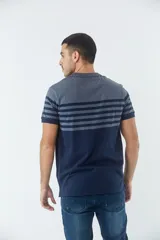 Remera tipo polo de manga corta con diseño a rayas horizontales en color blanco y tostado. Presenta cuello clásico, cierre frontal con botones y logo pequeño bordado en el pecho.