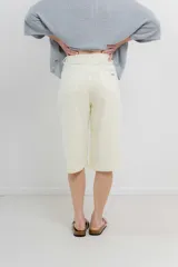 Bermuda de tiro medio con corte recto y largo por la rodilla, estilo culotte. Confeccionada en denim color rosado, cuenta con bolsillos funcionales delanteros y traseros y dobladillo ancho en el ruedo.