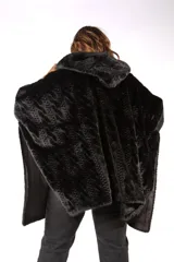 Tapado de piel sintética negra con capucha, diseño de corte amplio y estilo capa.