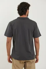 Chomba negra de piqué con cuello clásico y mangas cortas.