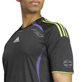 Remera de fútbol Adidas F50 negra con detalles en violeta y amarillo. Logotipo de Adidas bordado en el pecho e inscripción F50 en el hombro.