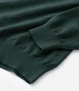 Su ter de punto color blanco de la marca Marfinno, con cuello redondo, manga larga y diseño texturizado en zigzag.