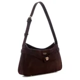 Cartera Guess modelo Ella de color marrón, con acabado de gamuza, herrajes dorados, logo frontal y una tira decorativa con hebilla en la parte delantera. Cuenta con una correa ajustable para llevar al hombro.