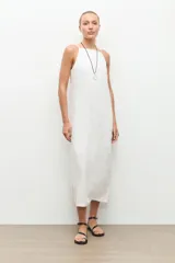 Vestido midi de lino color blanco, de corte recto y holgado, con escote cuadrado y tirantes finos.
