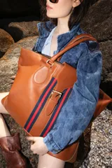 Parka de jean oversize en tono óxido con acabado lavado, bolsillos frontales con tapa, cuello clásico y puños regulables.