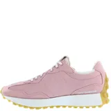 Championes New Balance 327 color rosa con detalles en beige y suela de goma color caramelo.