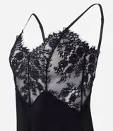 Camisón corto de color negro con busto confeccionado en encaje y cuerpo de malla. Presenta breteles finos ajustables y un diseño sin copa.