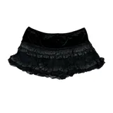 Pollera mini tipo skort de color negro, con diseño de volados de encaje y satén. Cuenta con short integrado y ajuste regular.