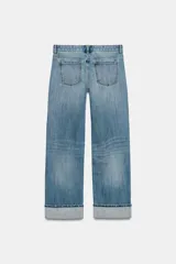 Jeans de tiro medio con corte recto, cinco bolsillos y bajo con vuelta. Cierre frontal con cremallera y botón metálico.