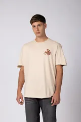 Remera color beige con estampa en el pecho con la leyenda "Wine Club".