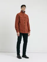 Sobrecamisa de micropolar color terracota, con cuello camisero, cierre frontal con botones a presión y dos bolsillos frontales con solapa y botón.