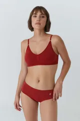 Soutien tipo bralette color beige, sin costuras y sin aro, con copas removibles. Confeccionado en microfibra, tiene breteles regulables y broche doble en la espalda con tres medidas.