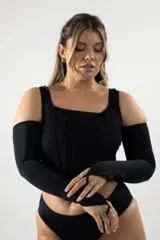 Guantes largos de lycra color negro, estilo manga separada con abertura para el pulgar.