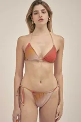 Bikini de tiras con cobertura media, color naranja con degradado a beige. Se ajusta de adelante y de atrás para regular la cobertura.
