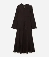 Vestido largo de encaje calado color negro, con cuello alto, mangas largas tipo flare y falda con corte evasé. Incluye forro interior.