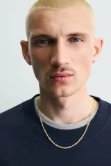 Sudadera azul marino de algodón, corte relajado (relaxed fit) con cuello redondo y manga larga. Presenta un estampado frontal en blanco con un caballo en movimiento rodeado por una cuerda y el texto "Bold Spirit".