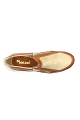 Zapatilla deportiva marrón de cuero liso con detalles en beige y plateado. Presenta cierre lateral y suela gruesa blanca.