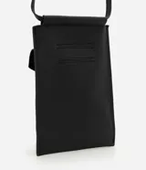 Billetera crossbody de poliuretano color negro, de diseño compacto y moderno con compartimento principal y bolsillo frontal con solapa y cierre a presión. Cuenta con asa larga para uso cruzado.