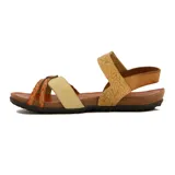 Sandalia casual de cuero color marrón con tiras cruzadas y trenzadas.