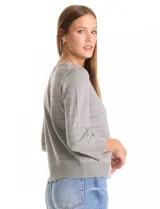 Cardigan de tejido fino en color gris, con cuello redondo, cierre frontal con botones y mangas tres cuartos.