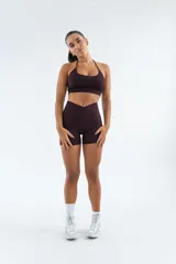 Short deportivo de tiro alto con diseño cruzado en la cintura, confeccionado en tejido acanalado sin costuras.