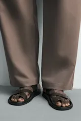 Sandalia plana para hombre de color verde militar, con diseño multitiras y sujeción para el dedo.