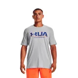 Remera de cuello redondo y manga corta, color gris, con estampado gráfico frontal de la marca Under Armour en tonos azul y naranja.