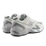 Championes New Balance modelo 880R, inspirados en el running de los años 2000, con capellada de ante y malla en color gris y blanco. Incorporan amortiguación ABZORB en la entresuela para mayor confort.