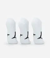 Pack de tres pares de medias invisibles Puma, color blanco con logo de la marca en negro en la puntera y el lateral.