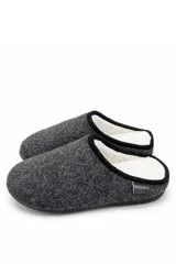 Pantuflas Boccato de color bordó, con interior de corderito sintético blanco, ribete al tono y suela plana.