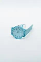 Reloj analógico con correa de silicona color rosa pálido y esfera blanca con números negros.