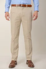 Pantalón de gabardina de algodón en color beige, con corte clásico y raya central marcada.