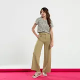 Blusa de mangas cortas con estampado animal print en tonos verde y blanco.