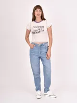 Pantalón jean de tiro alto y corte mom, color celeste, con bolsillos laterales y traseros.