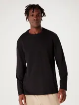 Remera marrón de manga larga, cuello redondo y diseño liso básico.