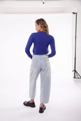 Pantalón jean celeste de corte recto, tiro alto y largo a la pantorrilla.