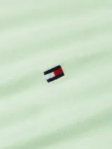Remera verde claro de algodón con corte slim fit, cuello redondo y logo de Tommy Hilfiger bordado en el pecho.