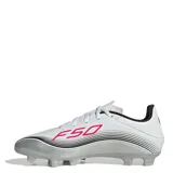 Championes de fútbol Adidas modelo F50 Messi Club, diseñados para terreno firme y césped artificial. Presentan una capellada sintética en color blanco con detalles en plateado, negro y fucsia, incluyendo el logo de Messi en el lateral y las icónicas tres tiras de la marca.
