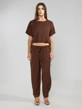 Top corto color marrón de lino tencel, con mangas cortas y lazo ajustable en el ruedo.