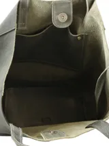 Cartera tipo tote bag de cuero en color verde oliva, con diseño minimalista, doble asa de hombro y placa metálica con logo de la marca en la parte frontal.