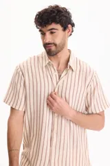 Camisa de manga corta con diseño a rayas verticales en tonos beige y marrón.