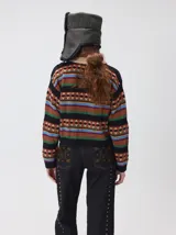 Campera de punto con cierre frontal metálico y cuello de corderito. Presenta un diseño estampado con franjas horizontales en tonos azul marino, beige, rojo y verde.