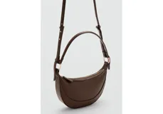 Bolso de hombro pequeño con diseño ovalado y textura granulada. Cuenta con cierre de cremallera superior, asa corta fija y herrajes metálicos en tono dorado.