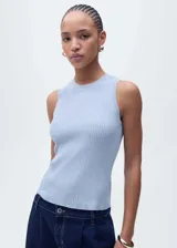 Musculosa celeste de tejido de punto de canalé, con cuello redondo y diseño recto sin mangas.