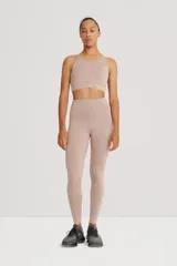 Calza larga de lycra color rosa claro, tiro alto y cintura doble.