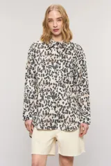 Camisa oversize de algodón con estampado animal print, cuello camisero, manga larga y cierre frontal con botones.