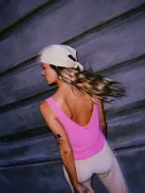 Blusa corta de tejido de punto con lurex y viscosa, color verde brillante, con escote en V y sin mangas.