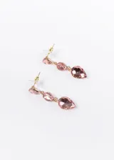 Aros colgantes con tres dijes en forma de lágrima con strass iridiscente y engarce dorado.