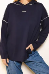 Sweater con capucha de tejido de punto en color azul marino, con costuras a contratono y etiqueta de la marca en el pecho.